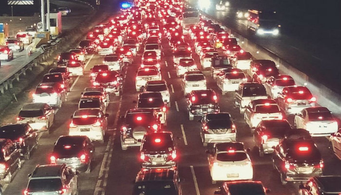 Polisi Tol Jakarta Cikampek Arah Ibu Kota Macet Gunakan Jalur Arteri