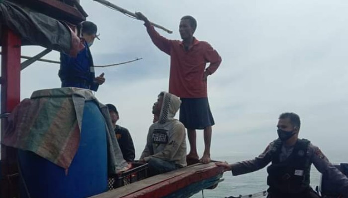 Kapal Nelayan Tenggelam Di Perairan Belawan Dua Nelayan Selamat