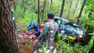 Mobil TNi Masuk Jurang