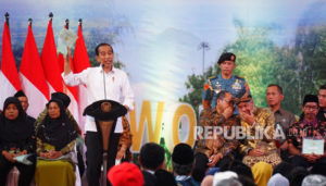 Jokowi Temui Adat