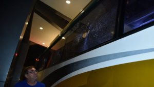 BUS DILEMPAR BATU
