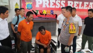 Perampok Telanjangi Karyawti
