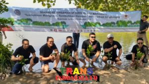Pekerja Pertamina Tanam Mangrove