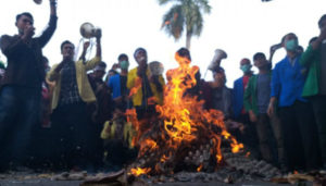 Mahasiswa bakar ban