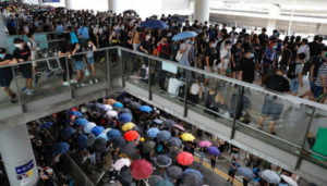 Polisi Hong Kong Serbu