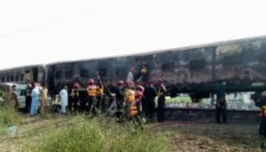 Kereta Pakistan Terbakar