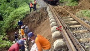 Jalur Kereta Api Longsor