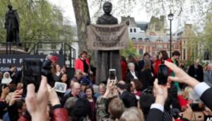 Patung Perempuan Hitam