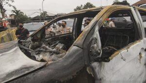 Mobil Ciracas Dibakar