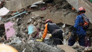 Korban di bawah runtuhan puing