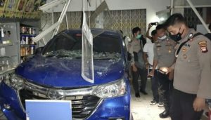 Avanza Seruduk Indomaret