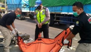 Pemotor Terlindas Truk