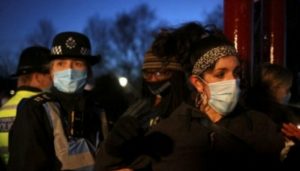 Polisi Inggris Bentrok