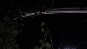 Mobil Tertimbun Longsor