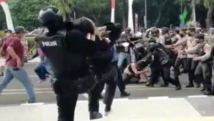 Polisi Banting Mahasiswa_1