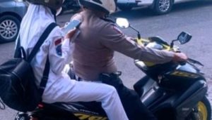 Polisi Bonceng Pelajar