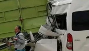 Tabrakan Truk Travel