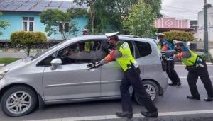 Polisi Dorong Mobil