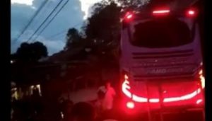 Bus Tabrakan Beruntun