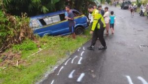 Minibus Masuk Jurang