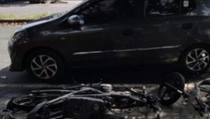 Mobil Dibakar