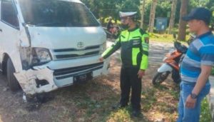 Mobil Travel Tabrak Motor
