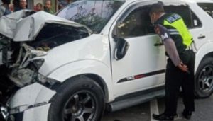 Fortuner Tabrak Pohon