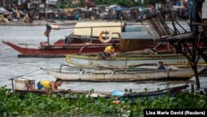 Perahu Diterpa Badai