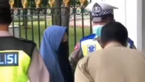 Wanita Bawa Senjata Terobos Istana