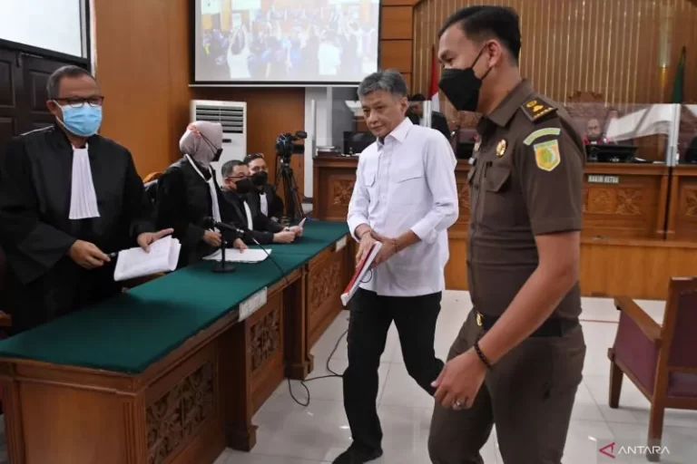 Terdakwa Hendra Kurniawan