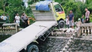 Truk Tabrak Masjid