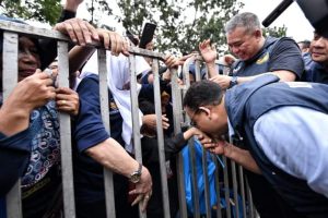 Anies Cium Tangan Ibu