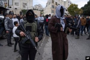 Militer Palestina Berjaga