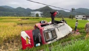 Minibus Terguling