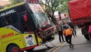 Bus Tabrak Bapak dan Anak