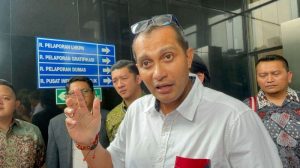 Wamenkumham Edward Oemar Sharif Hiariej saat datangi KPK