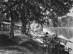 Pemandangan tepi sungai di Tanjung Pura