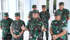 Panglima TNI Laksamana TNI Yudo Margono saat konferensi perss (konpres) di Lanud Yohanis Kapiyau Timika, Papua, Rabu 18 April 2023. Transindonesia.co