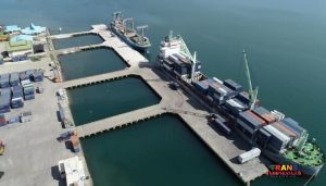 Pelabuhan bongkar muat logistik