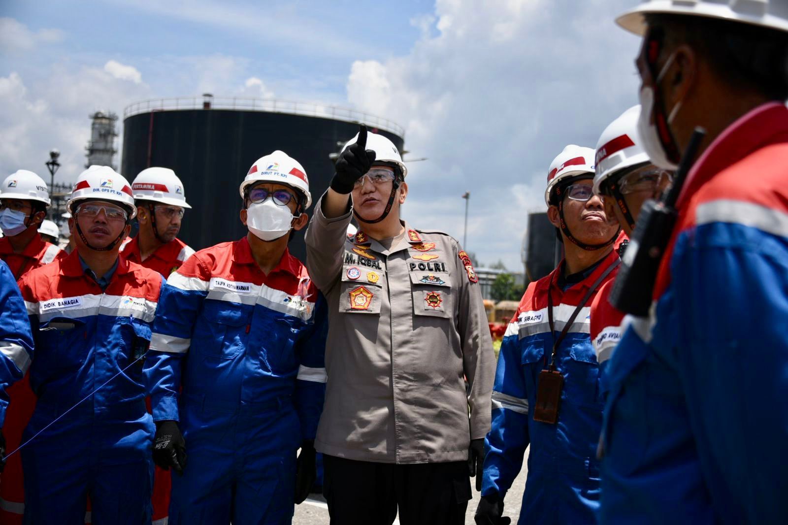 Kapolda Riau Irjen Pol M Iqbal meninjau lokasi kebakaran kilang minyak di Dumai