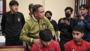 Wakil Ketua Umum PSSI, Zainudin Amali lagi memberikan semangat ke Timnas Indonesia