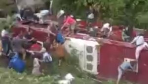 Bus pariwisata masuk sungai