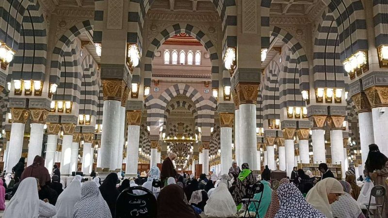 Para jamaah haji perempuan yang sedang menunggu giliran masuk ke Raudah Masjid Nabawi, Madinah, Arab Saudi
