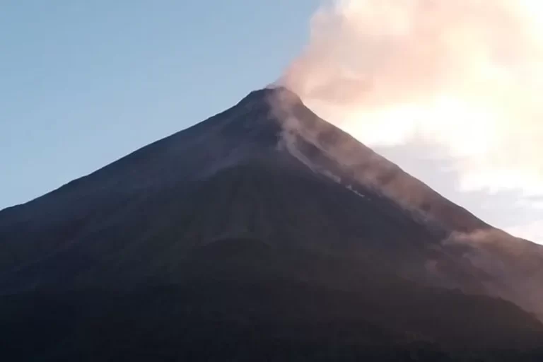 Kawah Gunung Karangetang