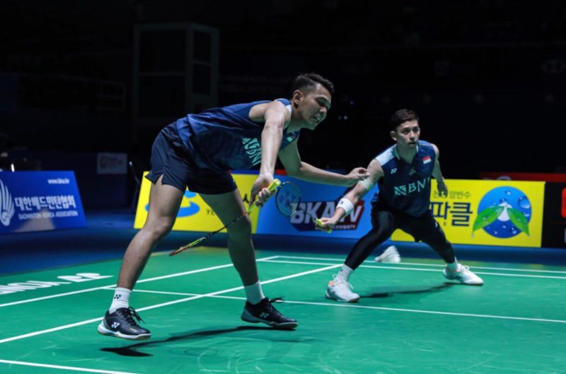 Ganda putra Indonesia, Fajar Alfian/Muhammad Rian Ardianto (pertama dan kedua dari kiri) menerima medali perak sebagai juara kedua Korea Open 2023 di Jinnam Stadium, Yeosu, Korea Selatan