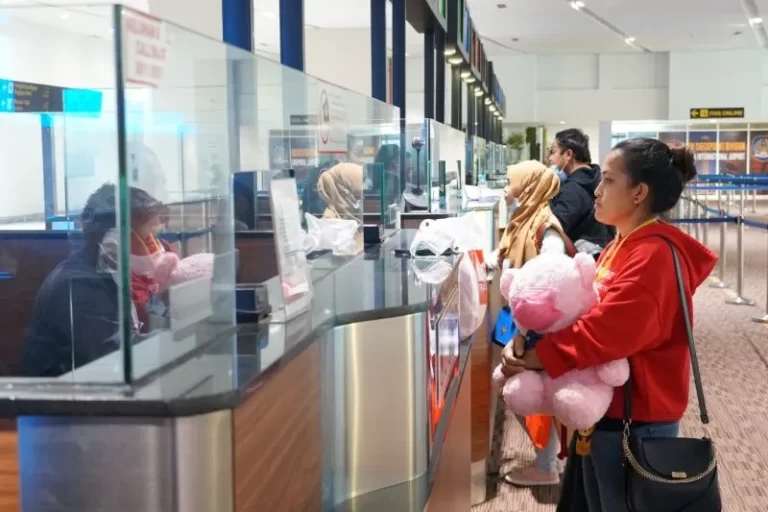 Ilustrasi - Sejumlah calon pekerja migran Indonesia (PMI) saat mengantre di loket pemeriksaan Keimigrasian di Bandara Soetta