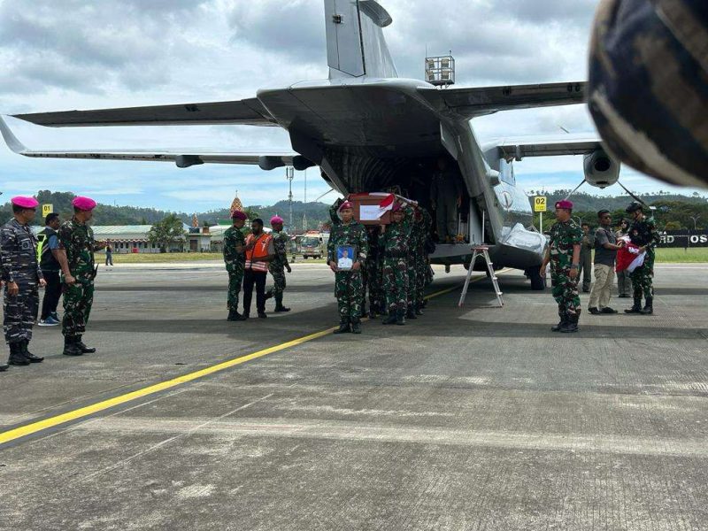 Jenazah Pratu Marinir Agung Laksono turun dari pesawat dan diterima secara militer di Bandara DEO Kota Sorong
