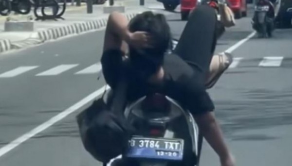 Pemotor Rebahan Viral
