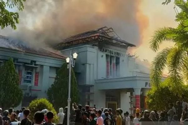 Kantor Bupati Dibakar