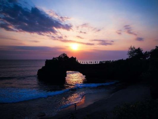 Ilustrasi Pura Batu Bolong Tanah Lot Bali